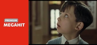 Chlapec v pruhovanom pyžame