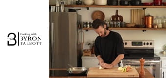 Сьомга, печена на тиган и маслен бял боб