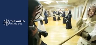 Souboj se zápasníkem sumó a tajemství gejš. Japonsko.