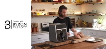 Пържено пилешко къри, топла картофена салата и пюре от английски грах Пържено пилешко къри, топла картофена салата и пюре от английски грах