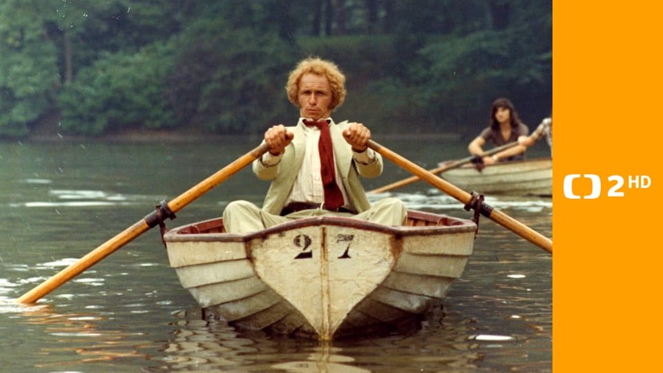 Velký blondýn s černou botou