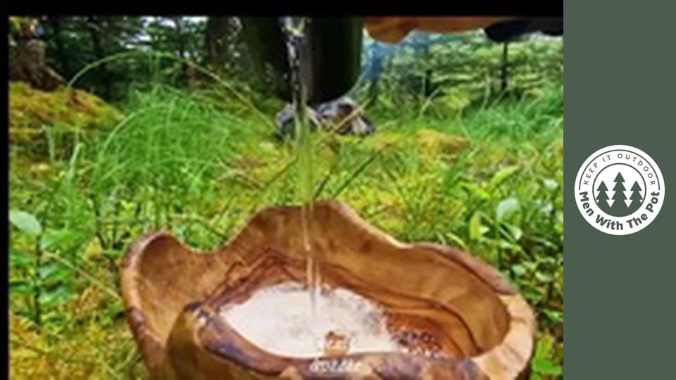 Chrupiący burger wieprzowy z karmelizowaną cebulą