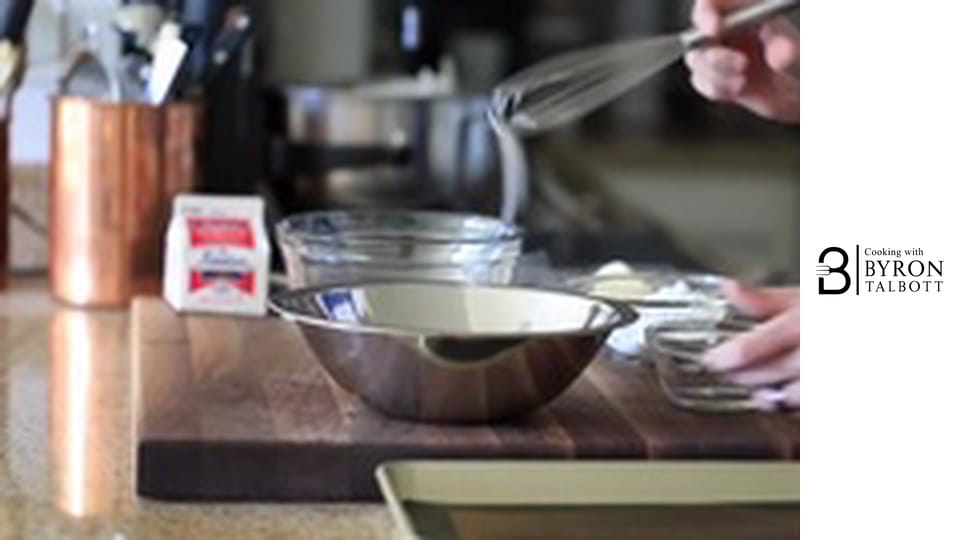 Макарон с коледна захарна пръчица