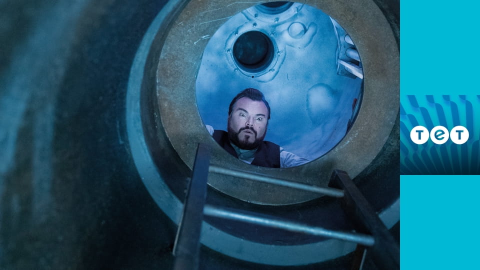 Будинок з годинником у стінах