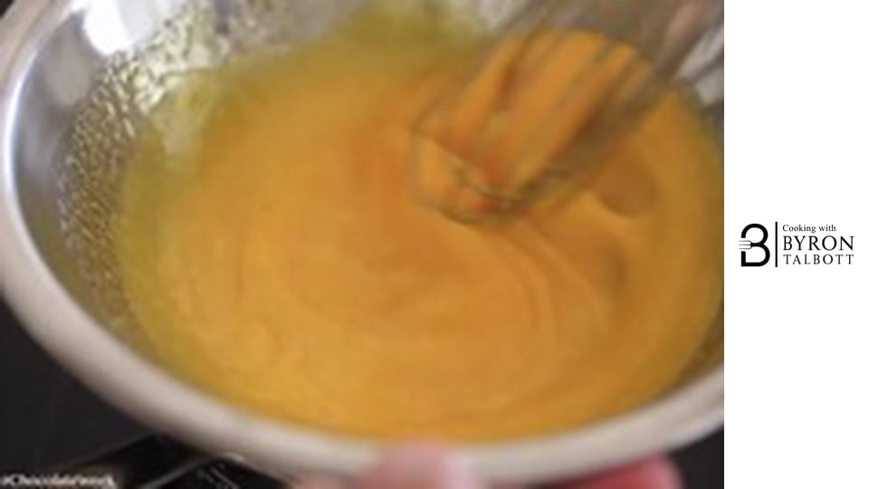 Шоколадов мус и хрупкав топинг с фъстъчено масло