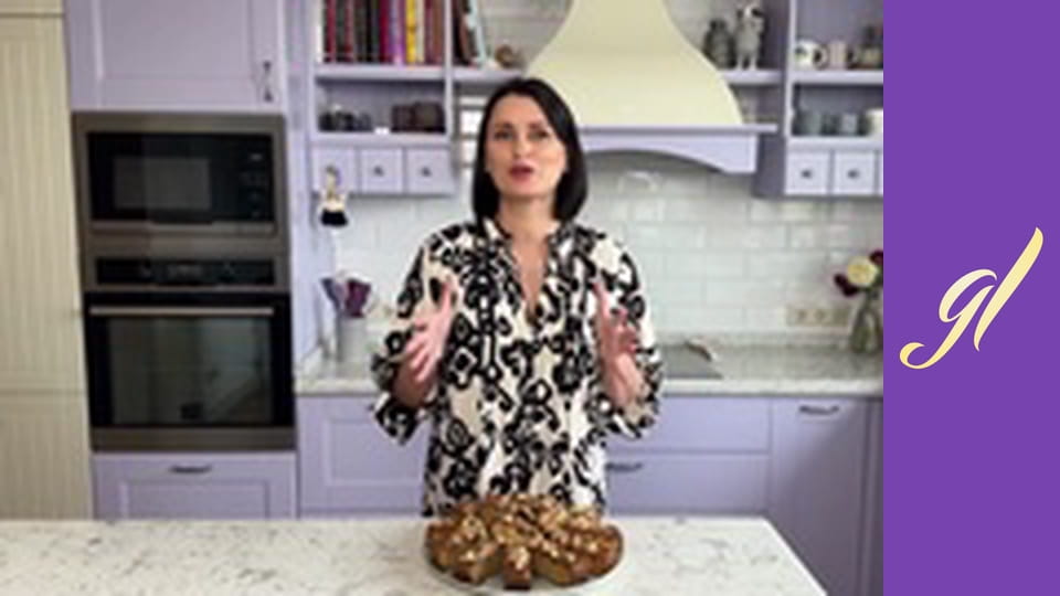 BANANA PIE WITH CARAMEL SAUCE AND NUTS