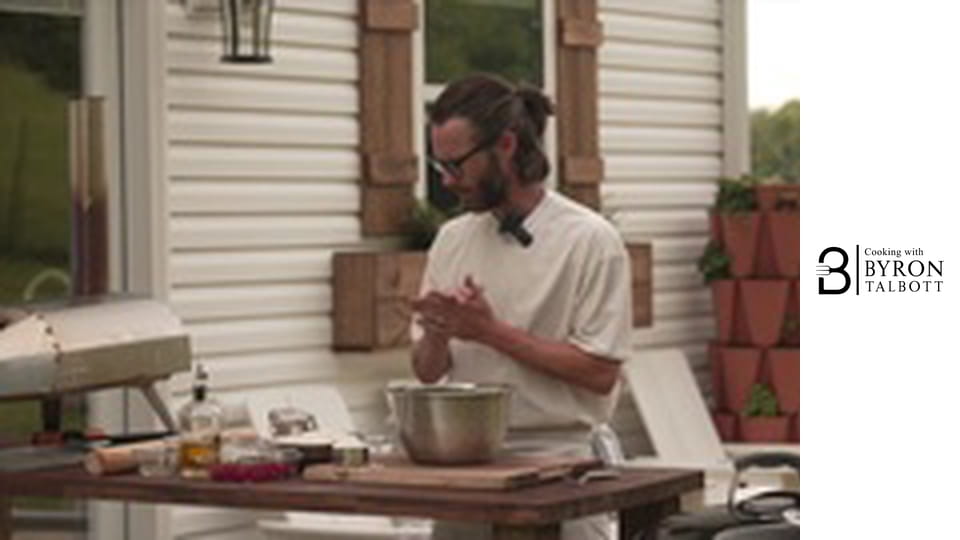 Плоска питка със страчатела и домати Хииро