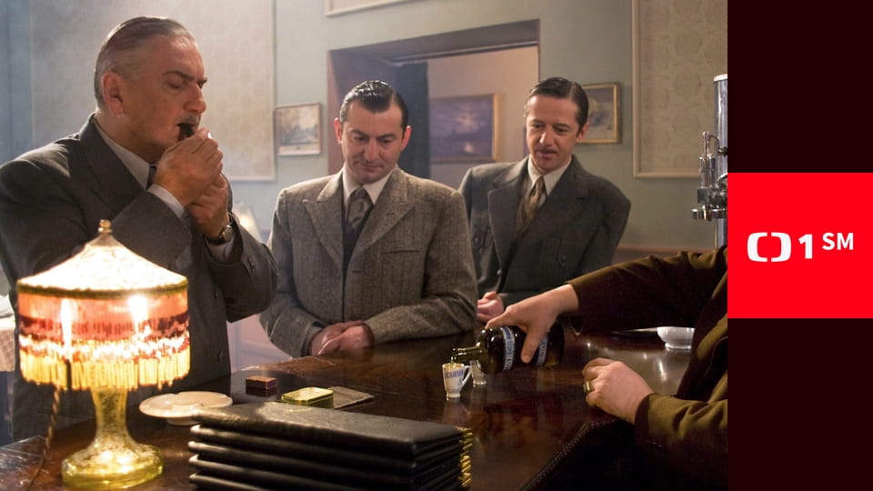 Devatenáct klavírů