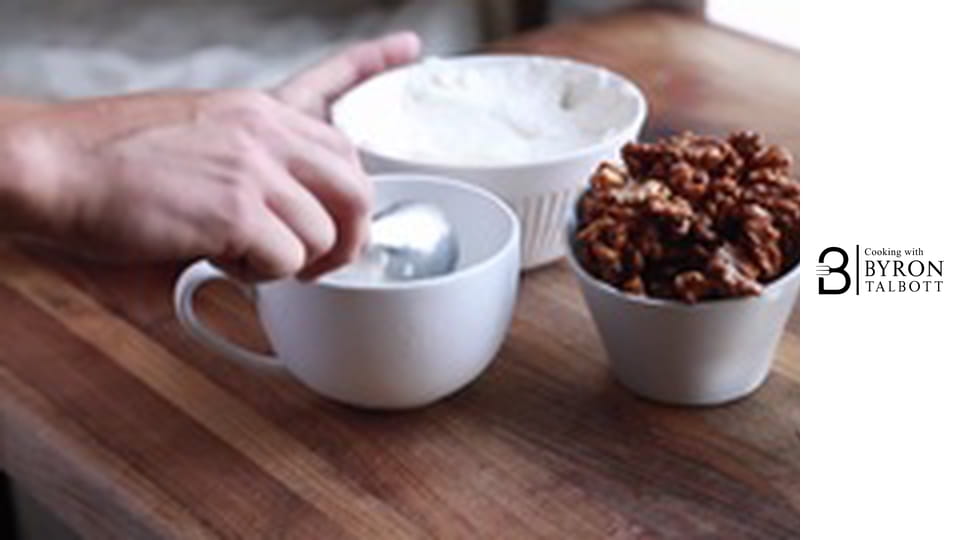 Чилийски лаврак с орехова коричка и сладолед от орехи с мед и захаросани орехи