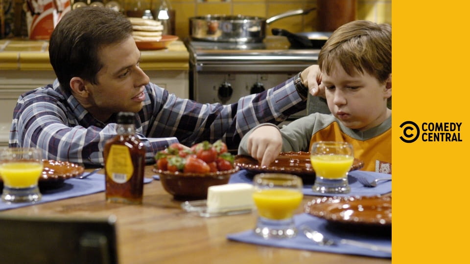 Dwóch i pół S1E7 - Jeśli zezują to znak, że są sztuczne