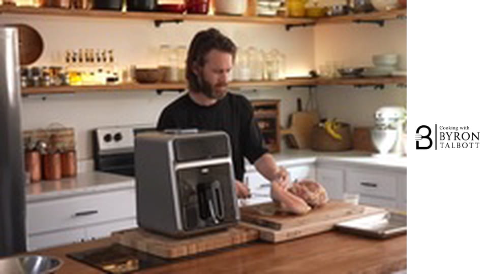 Пържено пилешко къри, топла картофена салата и пюре от английски грах