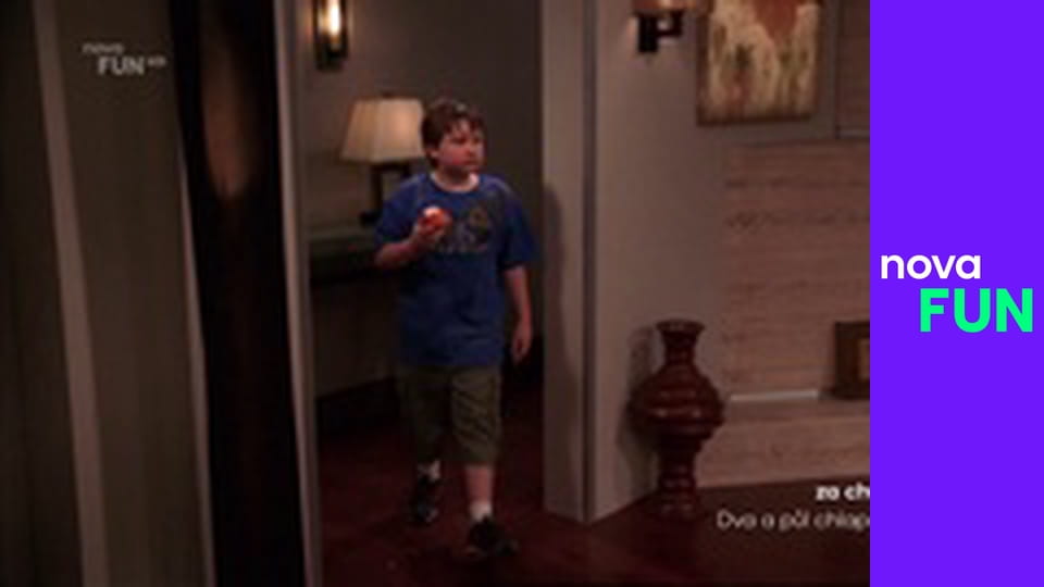 Dva a půl chlapa S2E24 - Nesmrdí to nějak divně