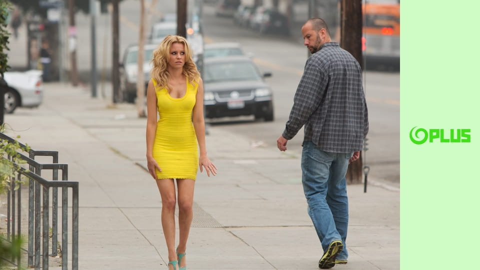 Na ulici po opici v žltých šatách