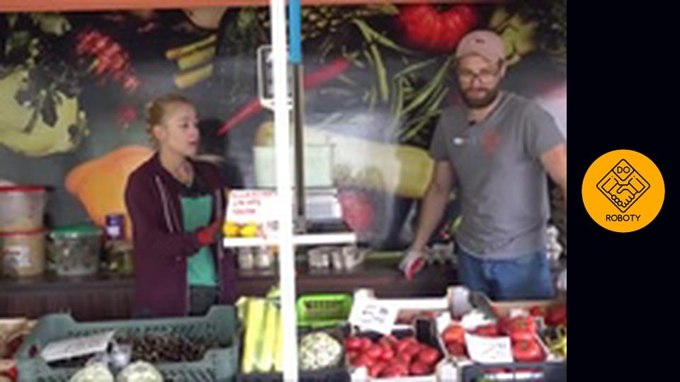 PRACA NA STRAGANIE - MIAŁA 17 LAT GDY ZACZEŁA SPRZEDAWAĆ OWOCE