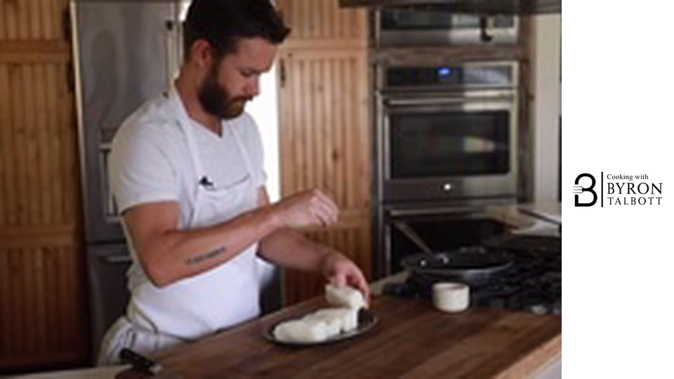 Чилийски лаврак с орехова коричка и сладолед от орехи с мед и захаросани орехи