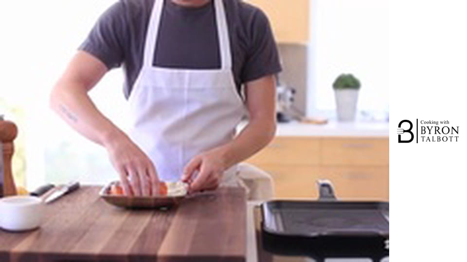 Салата с грилована сьомга и авокадо