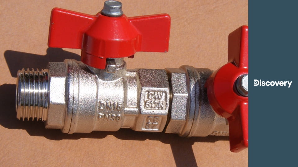 Как это устроено? S24E13 - Масляные баки гоночных машин, гипсовые формы, эфирное масло цитронеллы и тиски для вязания мушек