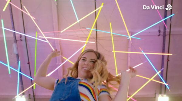 14. Ușă rotativă și semnă neon