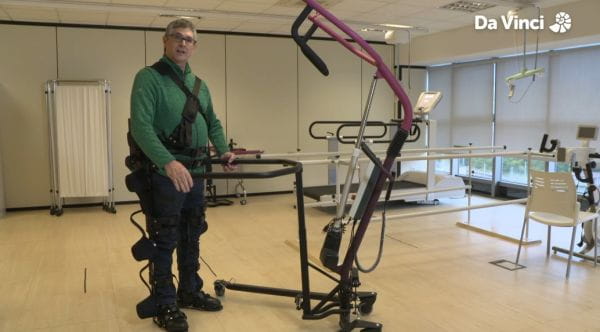 21. Exoskeletony pomáhají pacientům znovu získat mobilitu