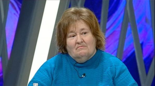 Anya köti össze