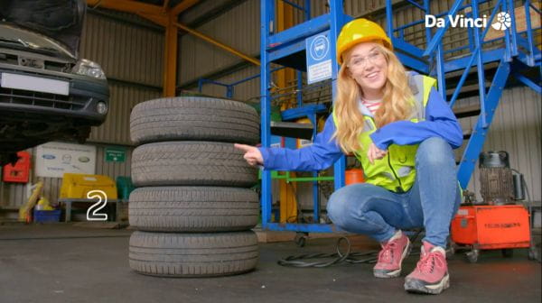 16. Recykling metali i znak drogowy