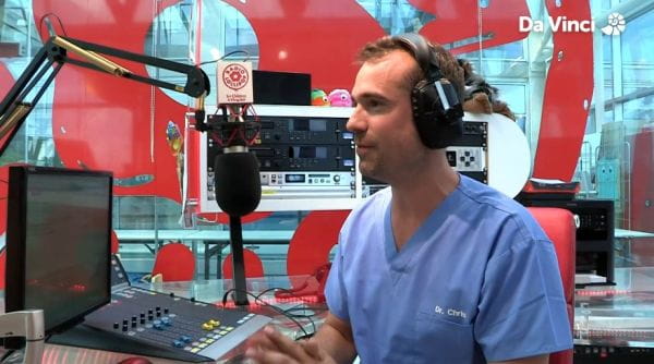 2. Použijte svůj ušní bubínek a poslouchejte rádio