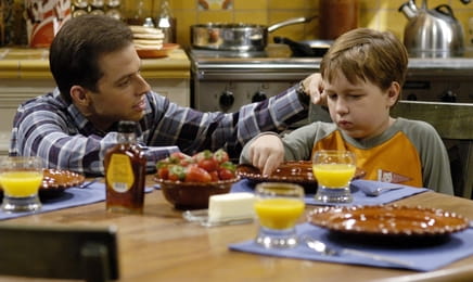 Dwóch i pół S1E4 - Skoro nie mogę pisać, to idę się zdrzemnąć