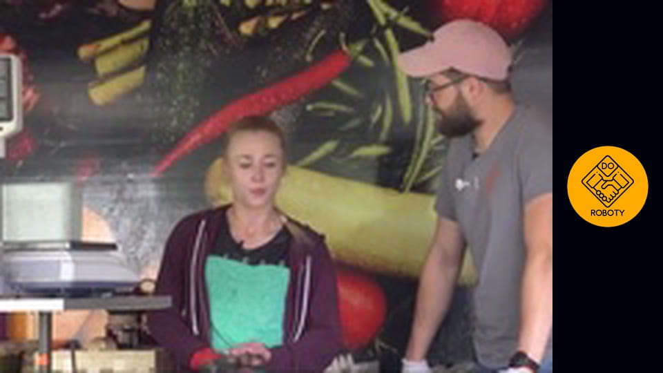 PRACA NA STRAGANIE - MIAŁA 17 LAT GDY ZACZEŁA SPRZEDAWAĆ OWOCE