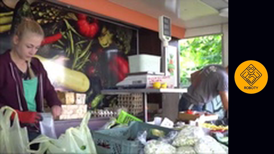 PRACA NA STRAGANIE - MIAŁA 17 LAT GDY ZACZEŁA SPRZEDAWAĆ OWOCE