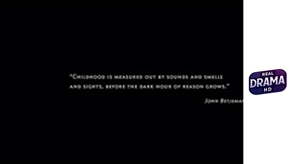 Chlapec v pruhovaném pyžamu