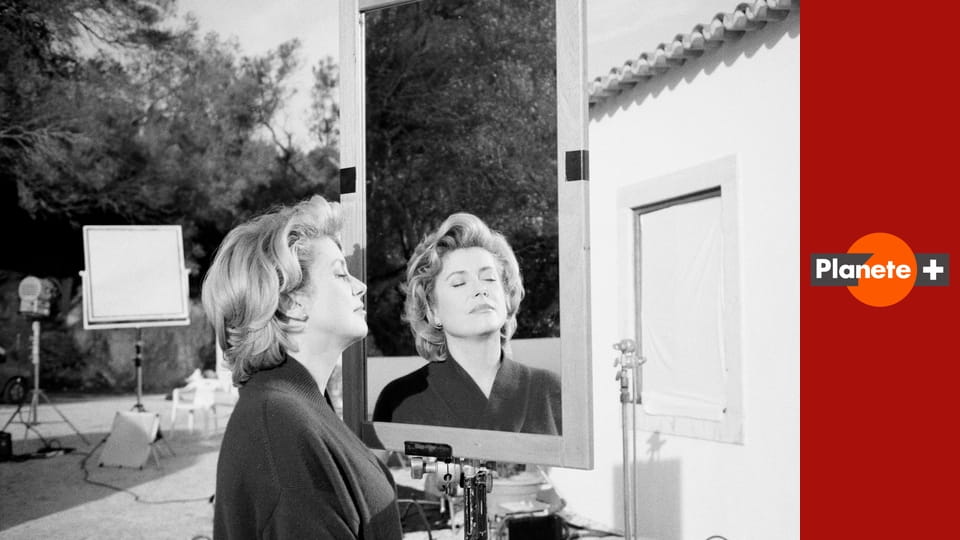 Catherine Denevue. W centrum kadru