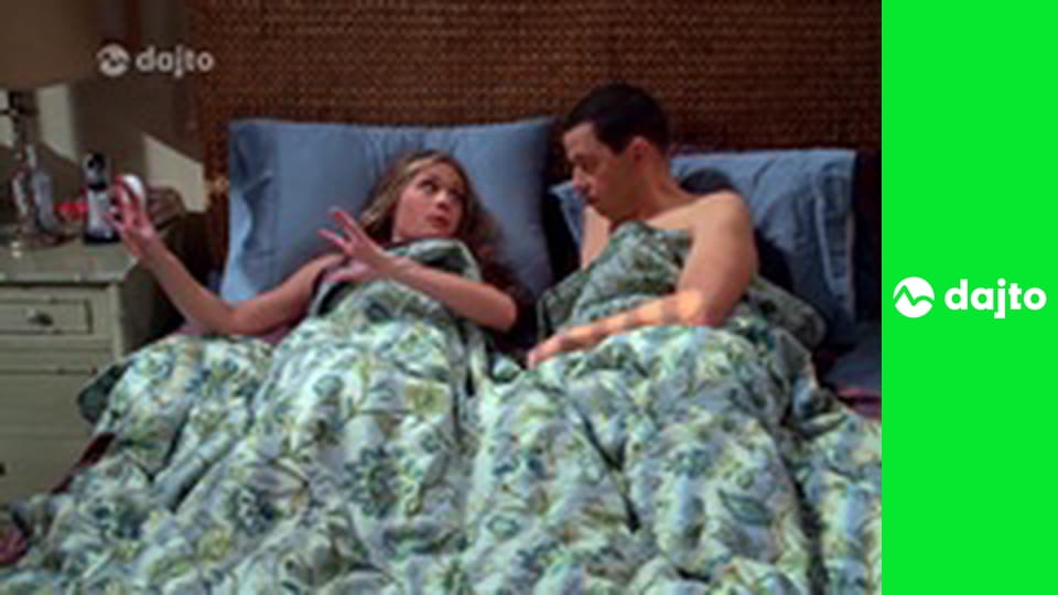 Dva a pol chlapa S12E11 - Komu zvoní do postele