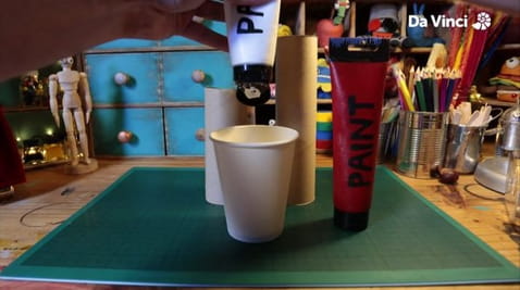 15. Kartónový spevák