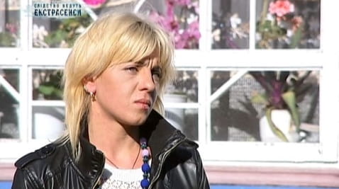 Atârnat pe o eșarfă