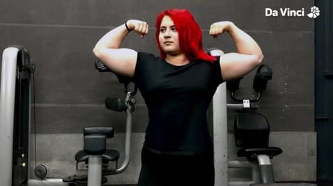 8. Mihaela Brinzoiu: Serpenyőzúzó kezek az acélból